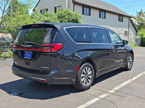 Used 2023 Chrysler Pacifica Touring-L FWD image 7