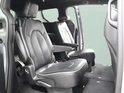 Used 2026 Chrysler Pacifica Limited FWD image 31