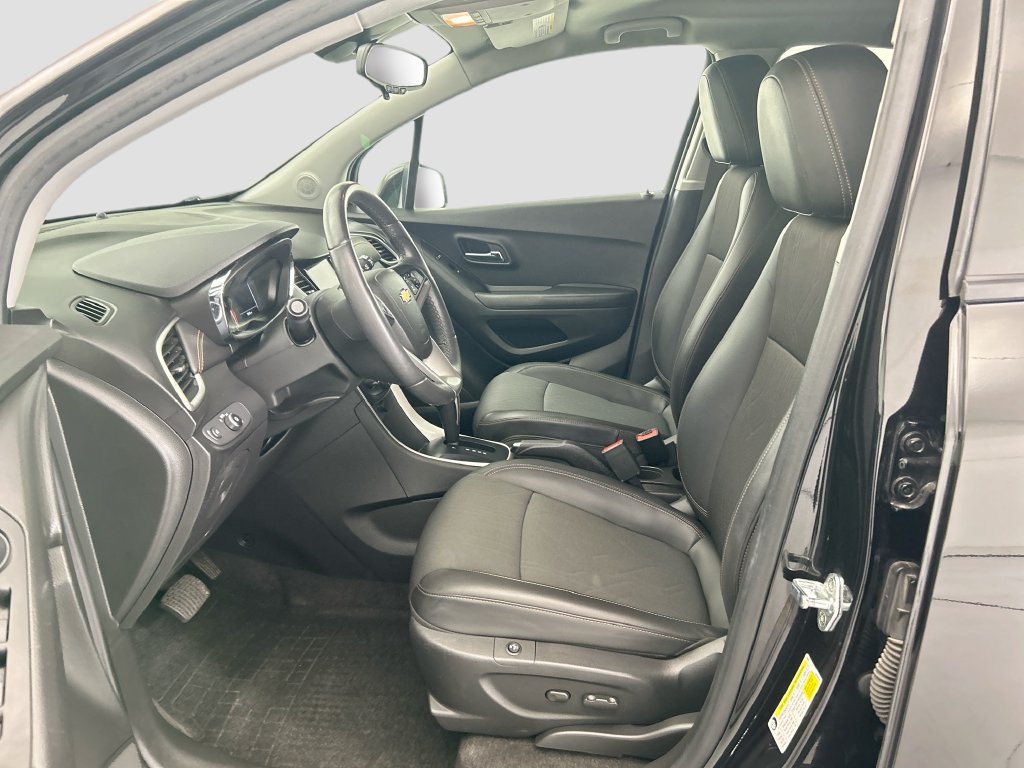 Used 2022 Chevrolet Trax LT w/ LT Convenience Package AWD/4WD image 17