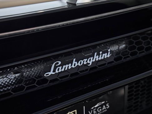 Used 2022 Lamborghini Huracan EVO image 11