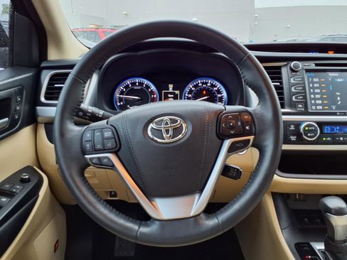 Used 2016 Toyota Highlander Limited Platinum FWD image 13