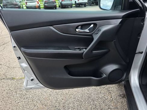 Used 2017 Nissan Rogue SV AWD/4WD image 19