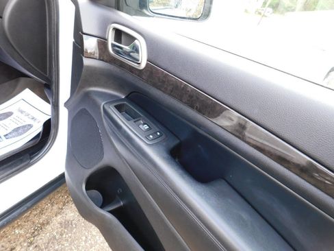 Used 2013 Jeep Grand Cherokee Laredo AWD/4WD image 25