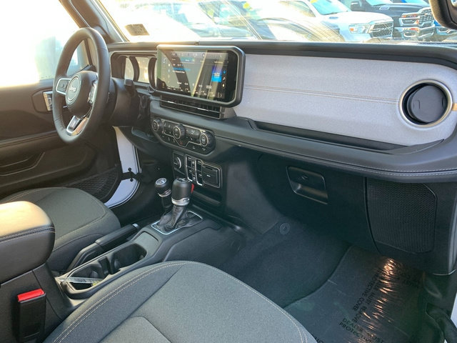 Used 2025 Jeep Wrangler Unlimited Sahara AWD/4WD image 11