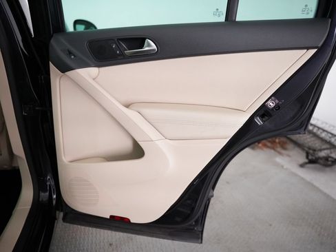 Used 2010 Volkswagen Tiguan SE AWD/4WD image 32