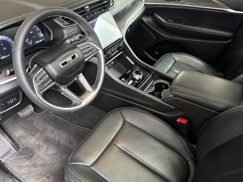 Used 2025 Jeep Grand Cherokee L Limited w/ Luxury Tech Group II AWD/4WD image 9