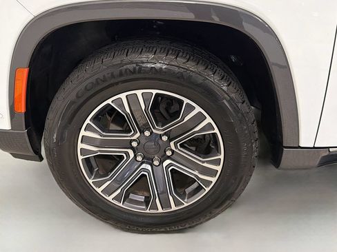 Used 2022 Jeep Wagoneer Series III AWD/4WD image 35