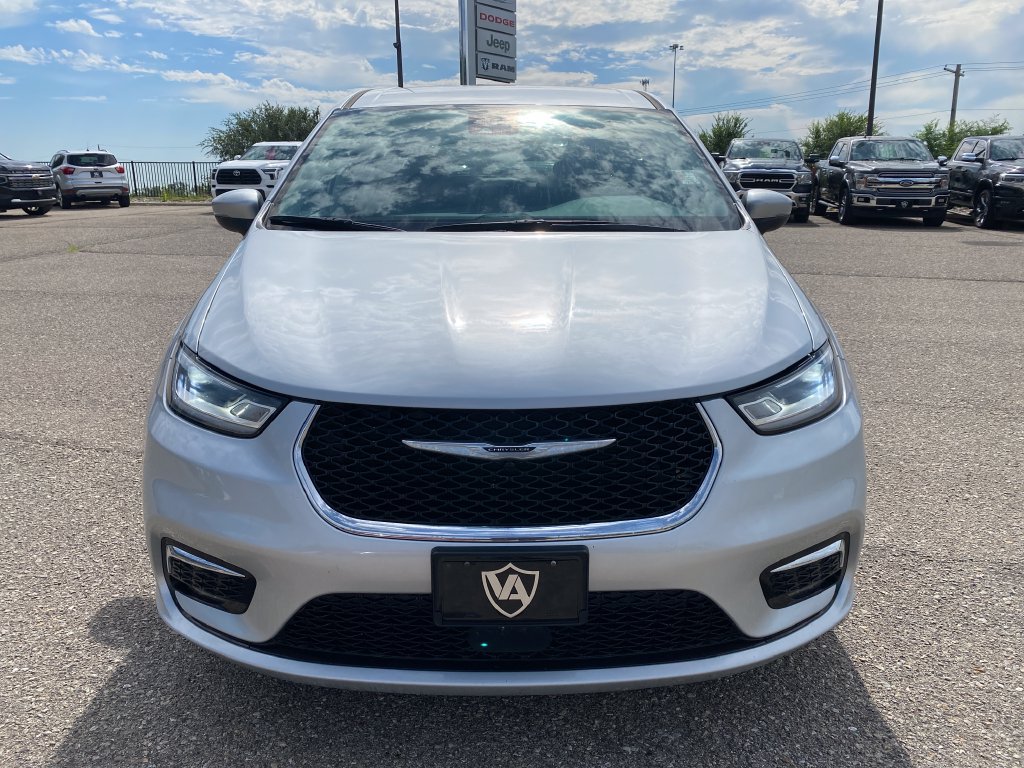 Used 2023 Chrysler Pacifica Touring-L FWD image 9
