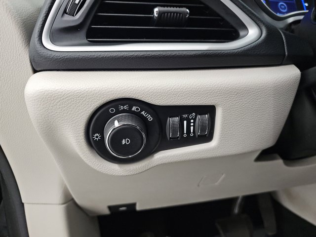 Used 2020 Chrysler Pacifica Touring w/ Cold Weather Group FWD image 17