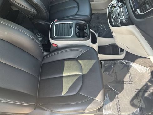 Used 2024 Chrysler Pacifica Touring-L FWD image 28