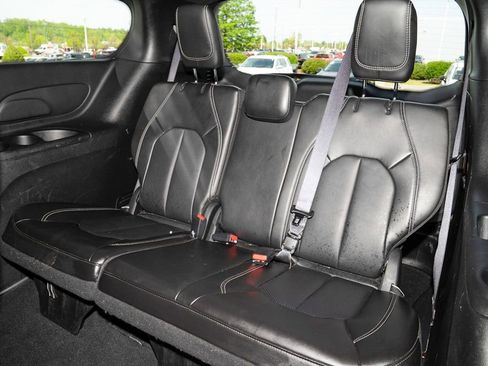 Used 2025 Chrysler Pacifica Select image 10