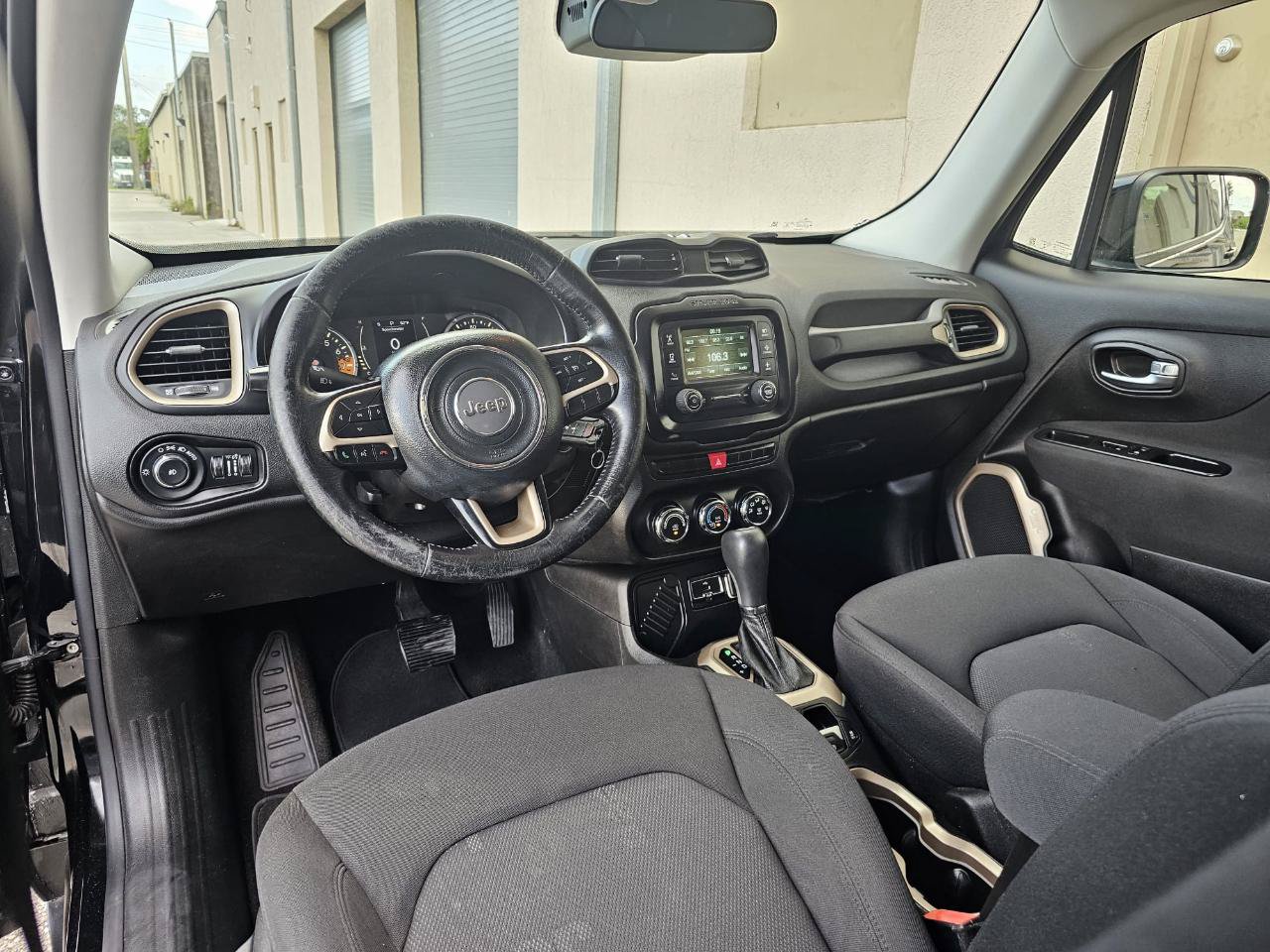 Used 2015 Jeep Renegade Latitude FWD image 25