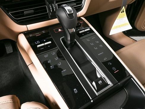 Certified 2025 Porsche Macan image 17