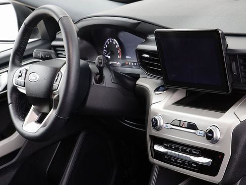 Used 2024 Ford Explorer XLT image 21