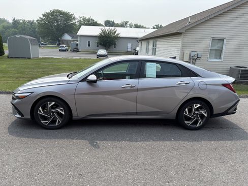 Used 2025 Hyundai Elantra SEL FWD image 7