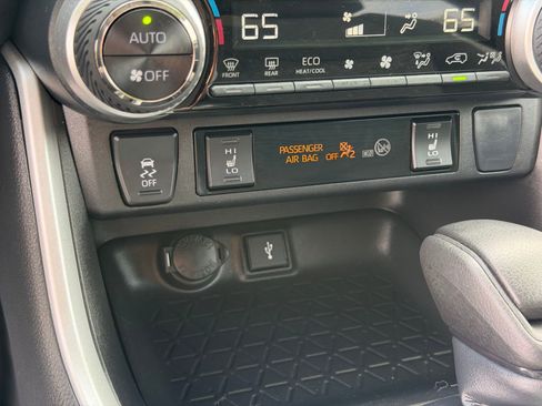 Used 2022 Toyota RAV4 XLE w/ Convenience Package image 23