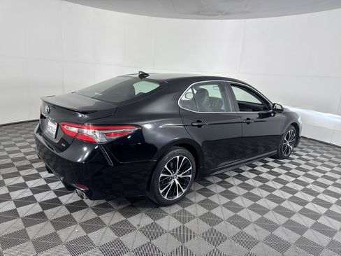 Used 2019 Toyota Camry SE image 4