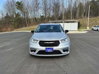 Used 2024 Chrysler Pacifica Touring-L video 2