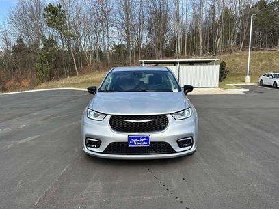 Used 2024 Chrysler Pacifica Touring-L