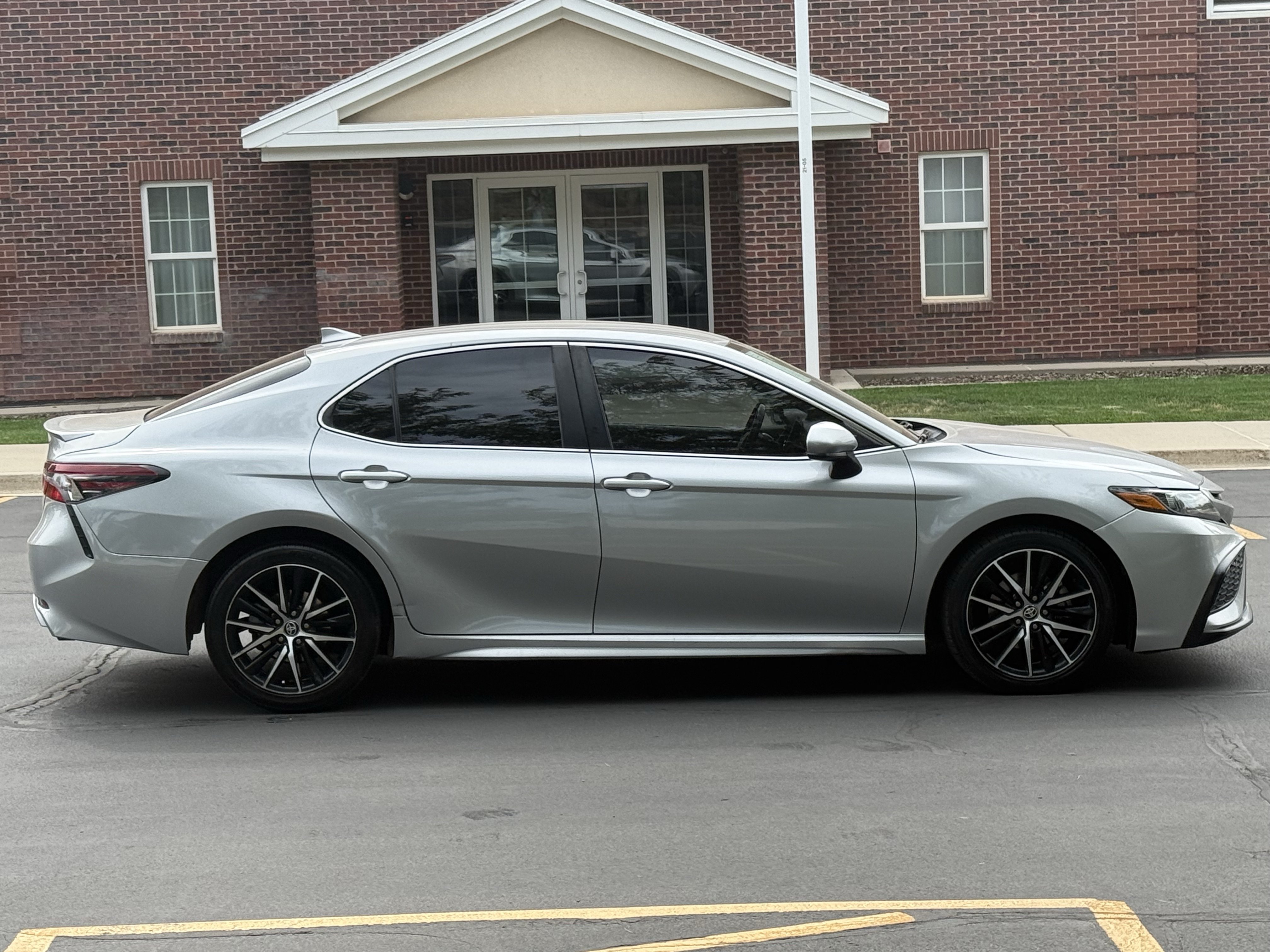 Used 2021 Toyota Camry SE FWD image 3