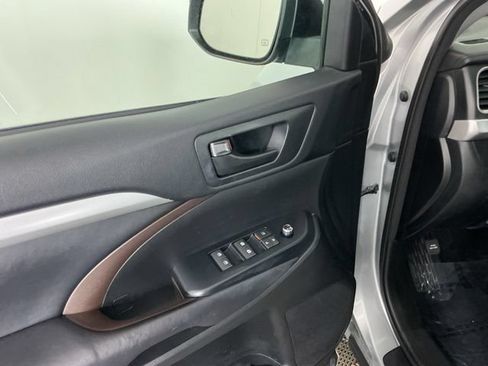 Used 2017 Toyota Highlander Plus AWD/4WD image 13