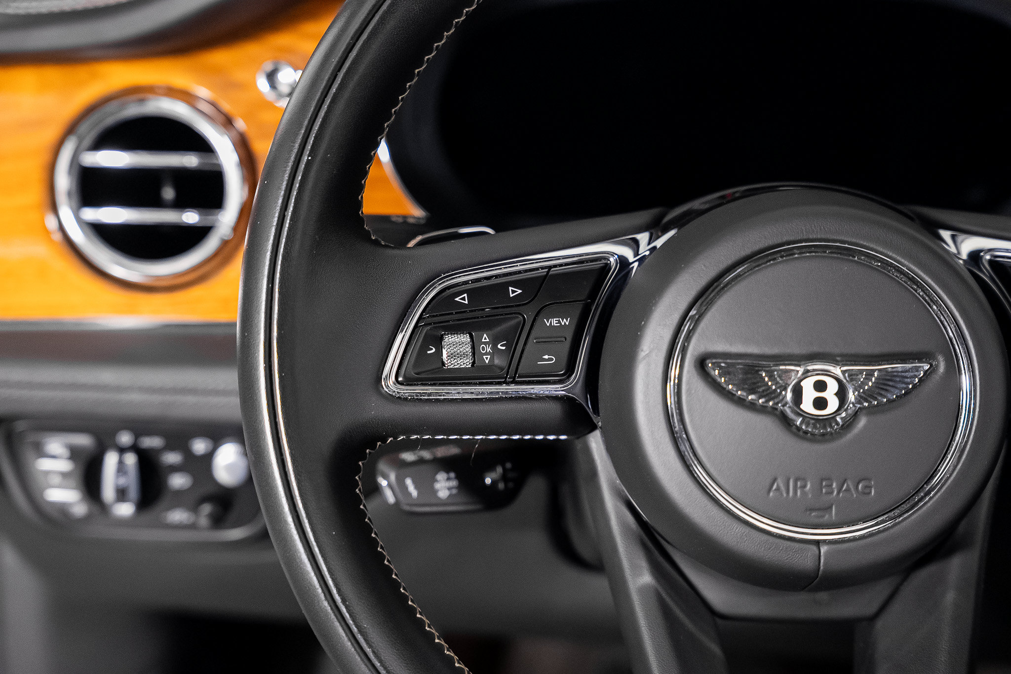 Used 2022 Bentley Bentayga AWD/4WD image 43