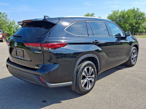 Used 2022 Toyota Highlander XLE AWD/4WD image 25