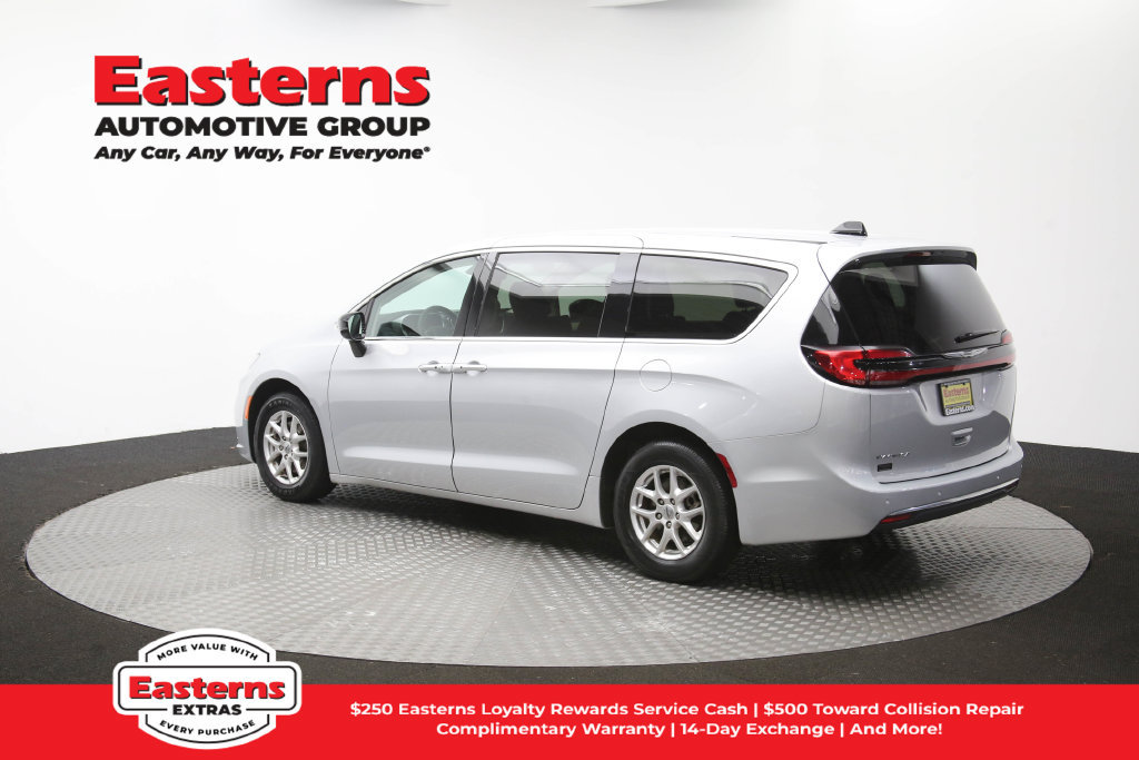 Used 2024 Chrysler Pacifica Touring-L FWD image 63