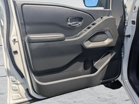 Used 2025 Nissan Frontier SV AWD/4WD image 12