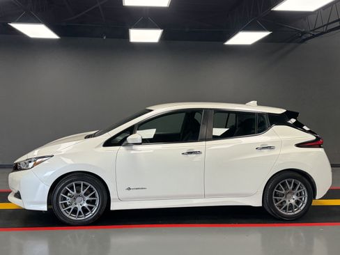 Used 2018 Nissan Leaf SV w/ SV Technology Package FWD image 3