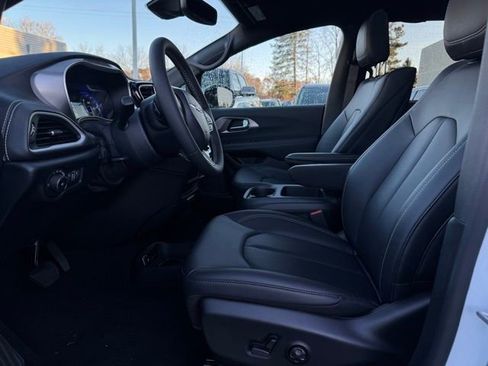 New 2026 Chrysler Pacifica Select image 17