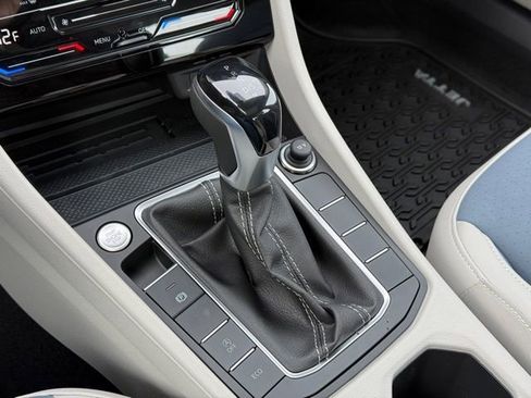 New 2026 Volkswagen Jetta SE FWD image 22