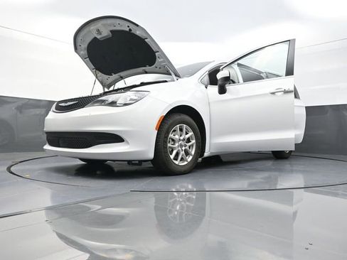 Used 2023 Chrysler Voyager LX image 41