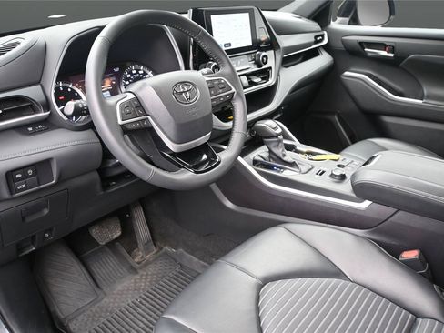 Used 2024 Toyota Highlander XSE AWD/4WD image 2