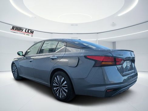 Used 2024 Nissan Altima 2.5 SV image 5