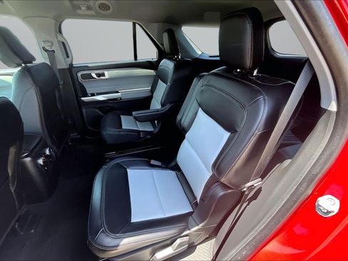 Used 2024 Ford Explorer XLT w/ Equipment Group 202A AWD/4WD image 18