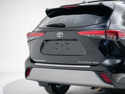 Used 2022 Toyota Highlander Platinum image 12