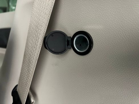 Used 2023 Chrysler Pacifica Touring-L image 11