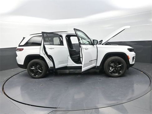 New 2025 Jeep Grand Cherokee Limited image 32