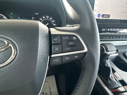 Certified 2025 Toyota Sienna XLE FWD image 31