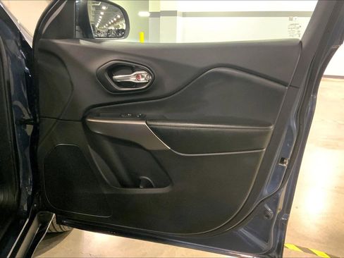 Used 2021 Jeep Cherokee Limited image 22