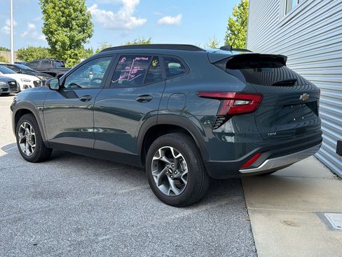 Used 2025 Chevrolet Trax LT FWD image 2