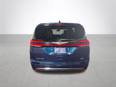 Certified 2025 Chrysler Pacifica Select AWD/4WD image 8
