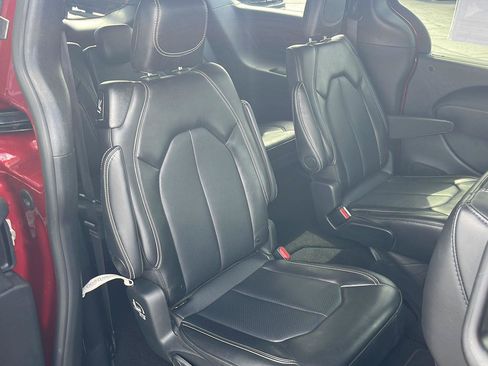 Used 2025 Chrysler Pacifica Select image 25