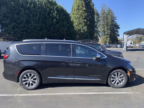 Used 2023 Chrysler Pacifica Pinnacle image 3