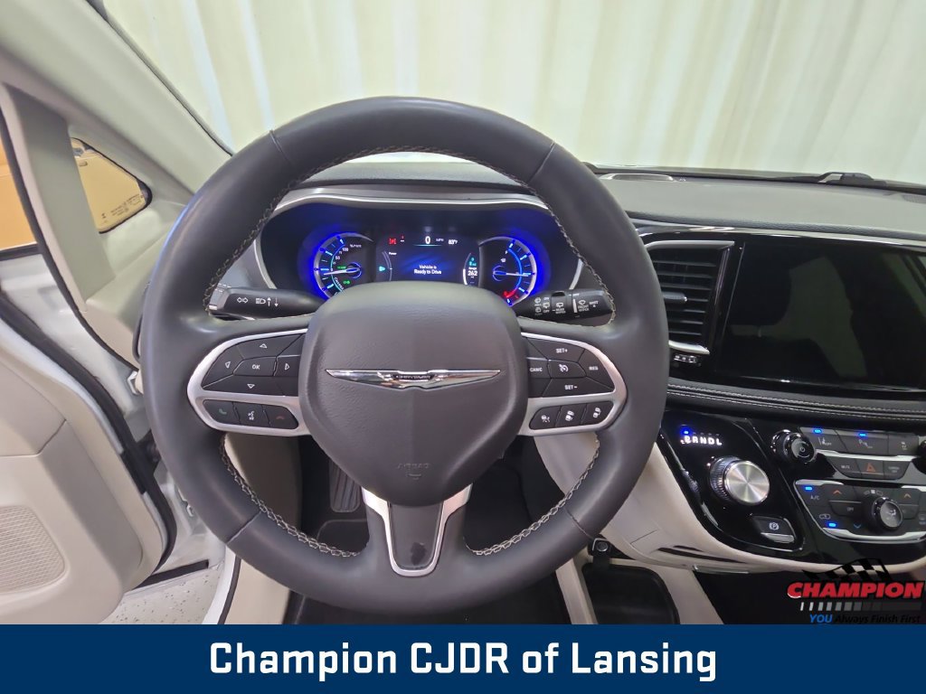 Used 2023 Chrysler Pacifica Touring-L FWD image 14