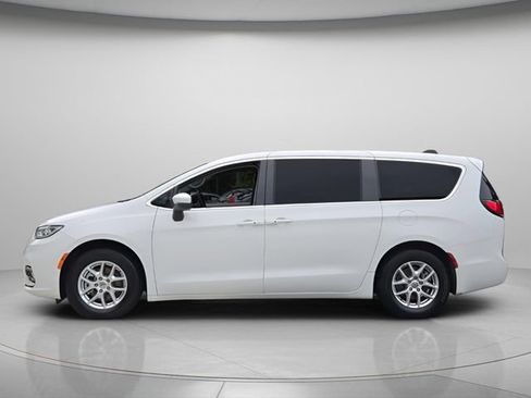 Used 2023 Chrysler Pacifica Touring-L FWD image 3