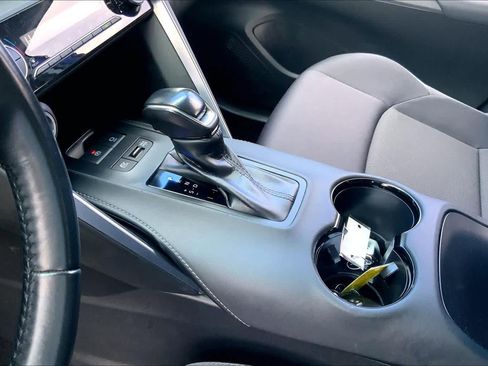 Used 2022 Toyota Venza LE image 16