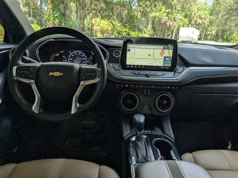Used 2024 Chevrolet Blazer Premier w/ Enhanced Convenience Package FWD image 11