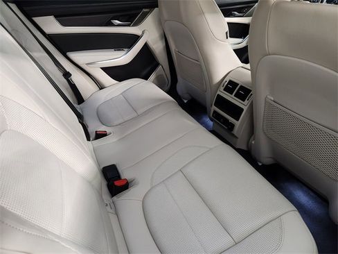 Used 2024 Jaguar F-PACE R-Dynamic S image 31